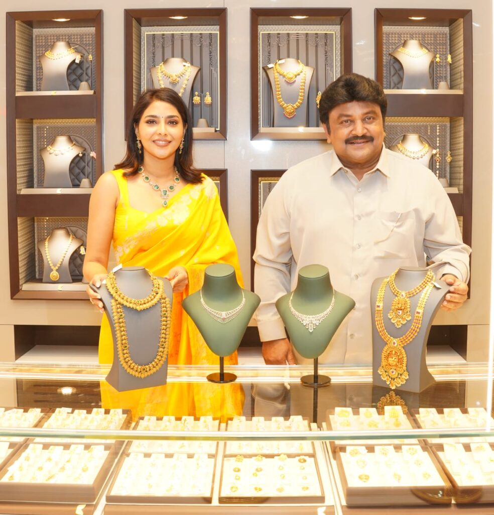 IMG-20251208-WA0017-984x1024 கல்யாண் ஜூவல்லர்ஸின் இரண்டு பிரம்மாண்ட புதிய விற்பனை நிலையங்களை திரைப்பட நட்சத்திரங்கள் பிரபு மற்றும் நடிகை ஐஸ்வர்யா லெக்ஷ்மி சென்னையில் துவங்கி வைத்தனர்!