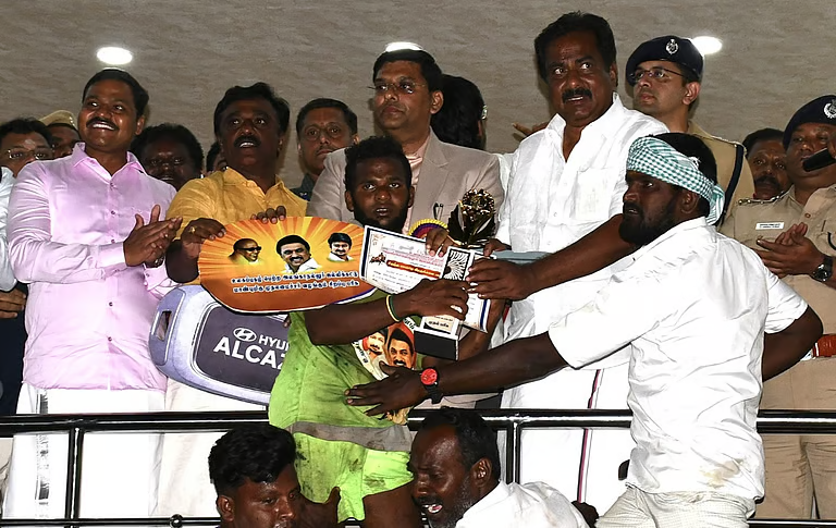 image-7 அலங்காநல்லூர் ஜல்லிக்கட்டு: 19 காளைகளை அடக்கி கருப்பாயூரணி கார்த்திக் முதலிடம்; அபிசித்தர் 2 வது இடம்!