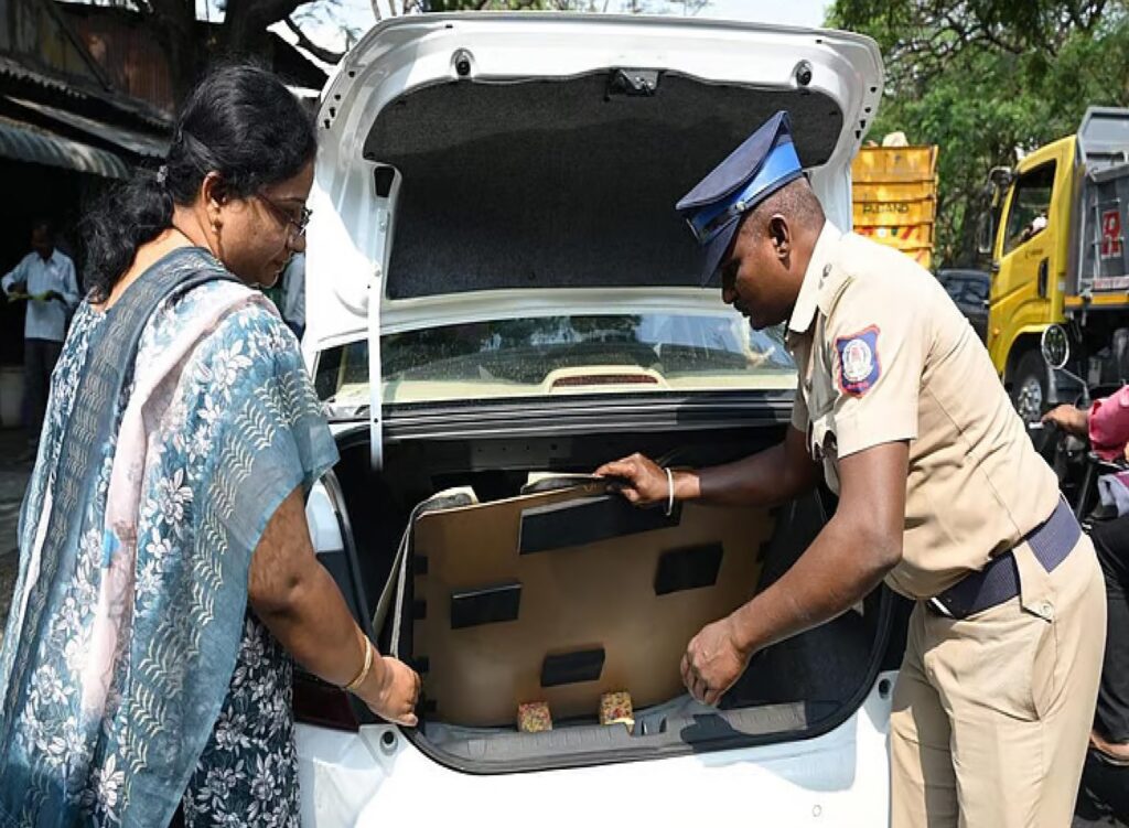 Untitled-1-8-1024x751 வருமானவரி அதிகாரிகளின் கார்களில் வாக்காளர்களுக்கு வழங்க பணம் கடத்தலா? - குற்றச்சாட்டின் பேரில் போலீஸார் விசாரணை