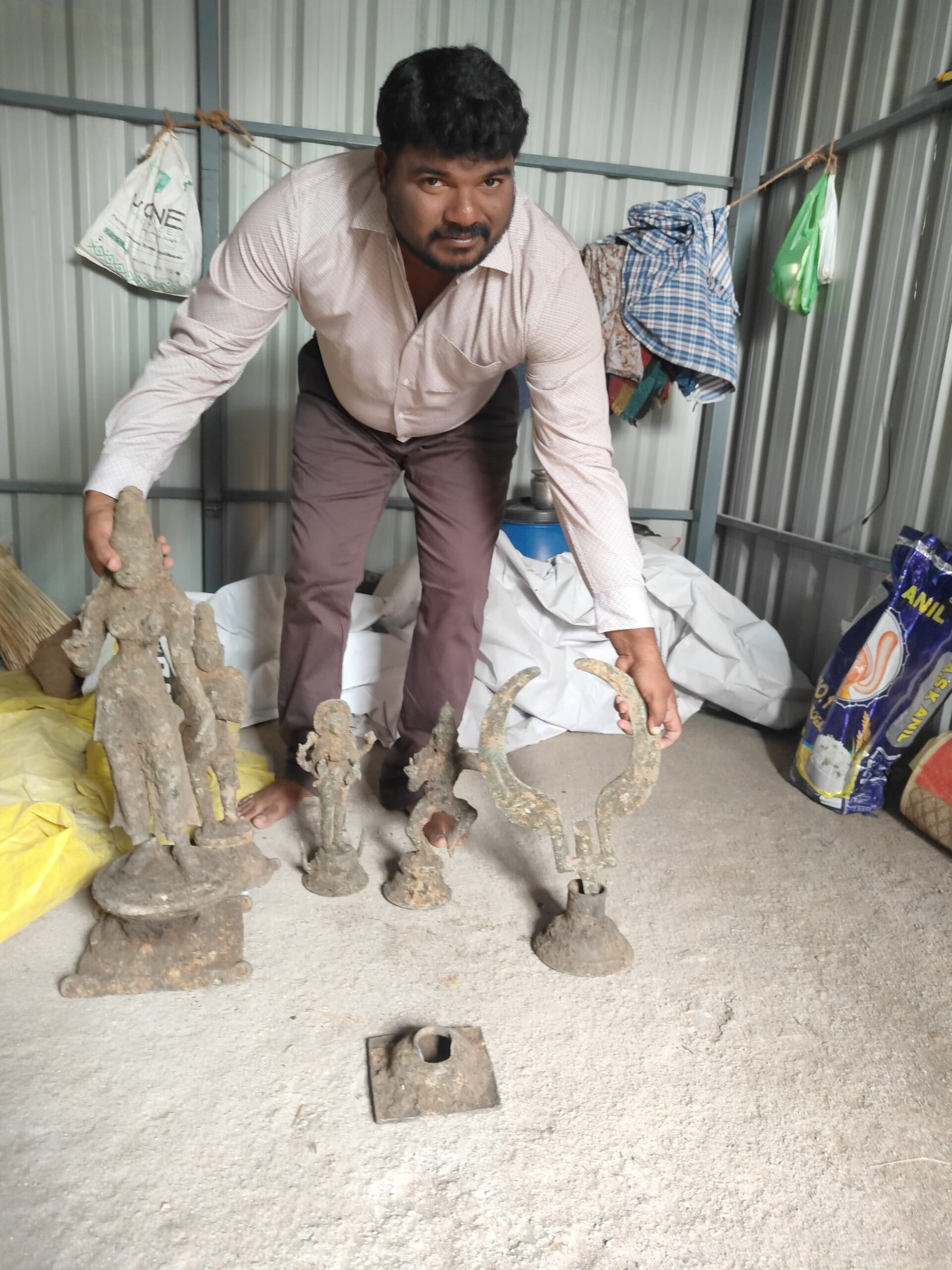 கோவில் கட்டும் பணியின் போது பூமியில் கிடைத்த சுவாமி சிலைகள்