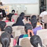 இலவச போட்டி தேர்வு மையத்தில் மாணவர்களுக்கு ஆலோசனை வழங்கிய 102வயது முன்னாள் ஐஏஎஸ்