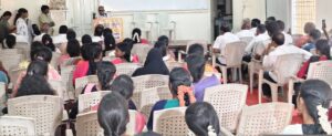 இலவச போட்டி தேர்வு மையத்தில் மாணவர்களுக்கு ஆலோசனை வழங்கிய 102வயது முன்னாள் ஐஏஎஸ்