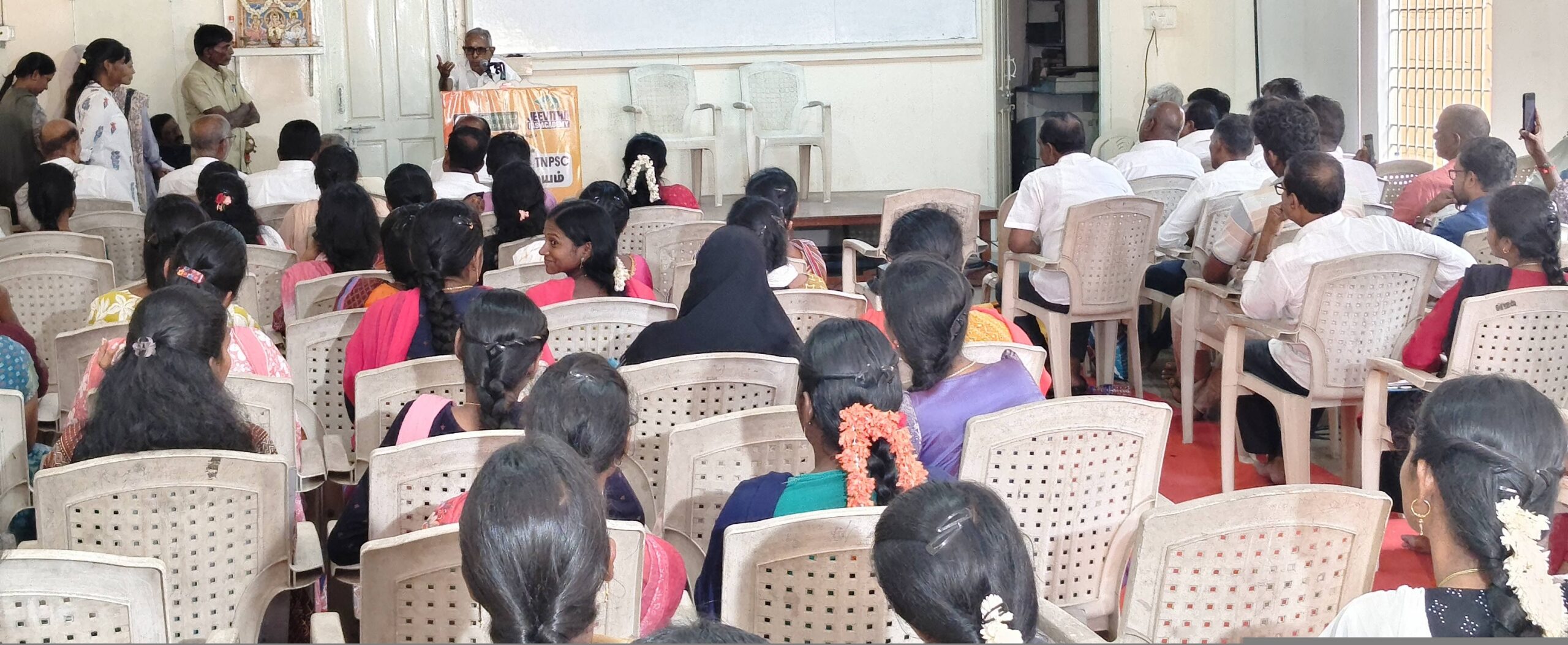 இலவச போட்டி தேர்வு மையத்தில் மாணவர்களுக்கு ஆலோசனை வழங்கிய 102வயது முன்னாள் ஐஏஎஸ்