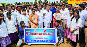 காஞ்சிபுரத்தில் ஒரு கோடி பனை விதைகள் நடும் பணி தொடக்கம்: தேவரியம்பாக்கம் ஊராட்சியில் அமைச்சர் ஆனந்த் மாவட்ட ஆட்சியர் திருமதி சினேகா ஆகியோர் தொடங்கி வைத்தனர்