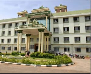 தேனி அரசு மருத்துவக்கல்லூரி மருத்துவமனையில் புகார் குழு நோயாளிகளிடம் பணம் கேட்டு தொந்தரவு செய்தால் புகார் அளிக்கலாம்