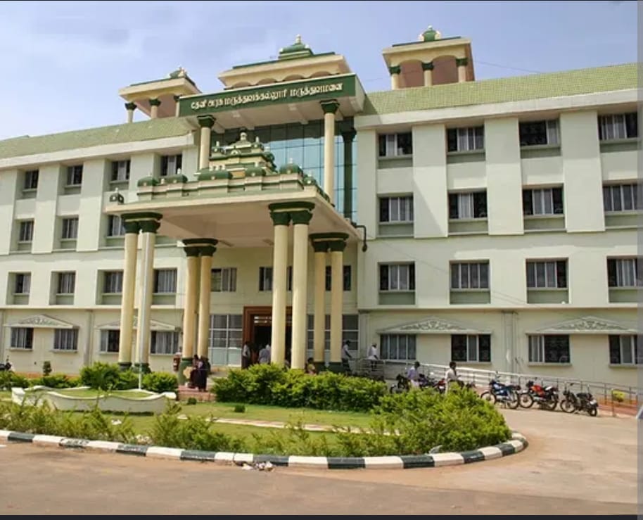 தேனி அரசு மருத்துவக்கல்லூரி மருத்துவமனையில் புகார் குழு நோயாளிகளிடம் பணம் கேட்டு தொந்தரவு செய்தால் புகார் அளிக்கலாம்